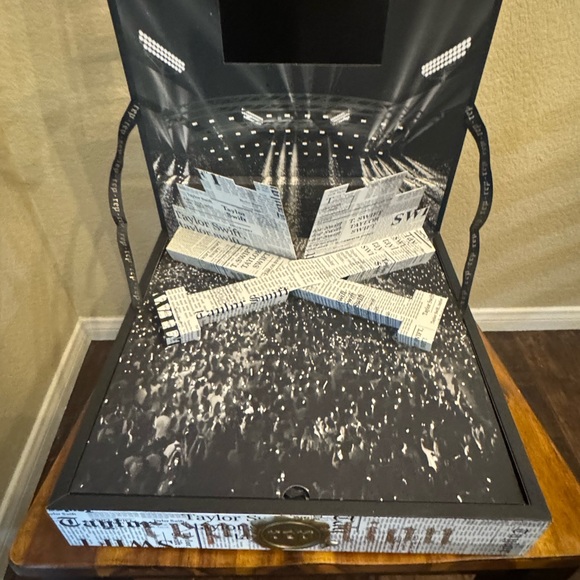 Taylor Swift Reputation Stadium VIP Box Set - Picture 4 of 14